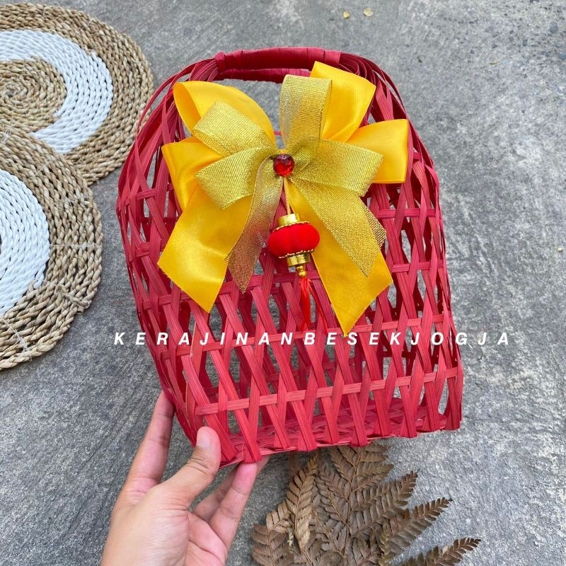 

Anyaman bambu (IMLEK 2024) TAS KUE KERANJANG WARNA PITA / keranjang makanan keranjang cantik keranjang hias tas cangking