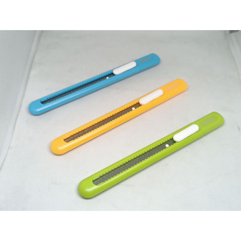 

PISAU CUTTER DAN PEMOTONG PISAU KECIL JOYKO CU 504 WARNA WARNI BULAT BUNDAR 1 PCS
