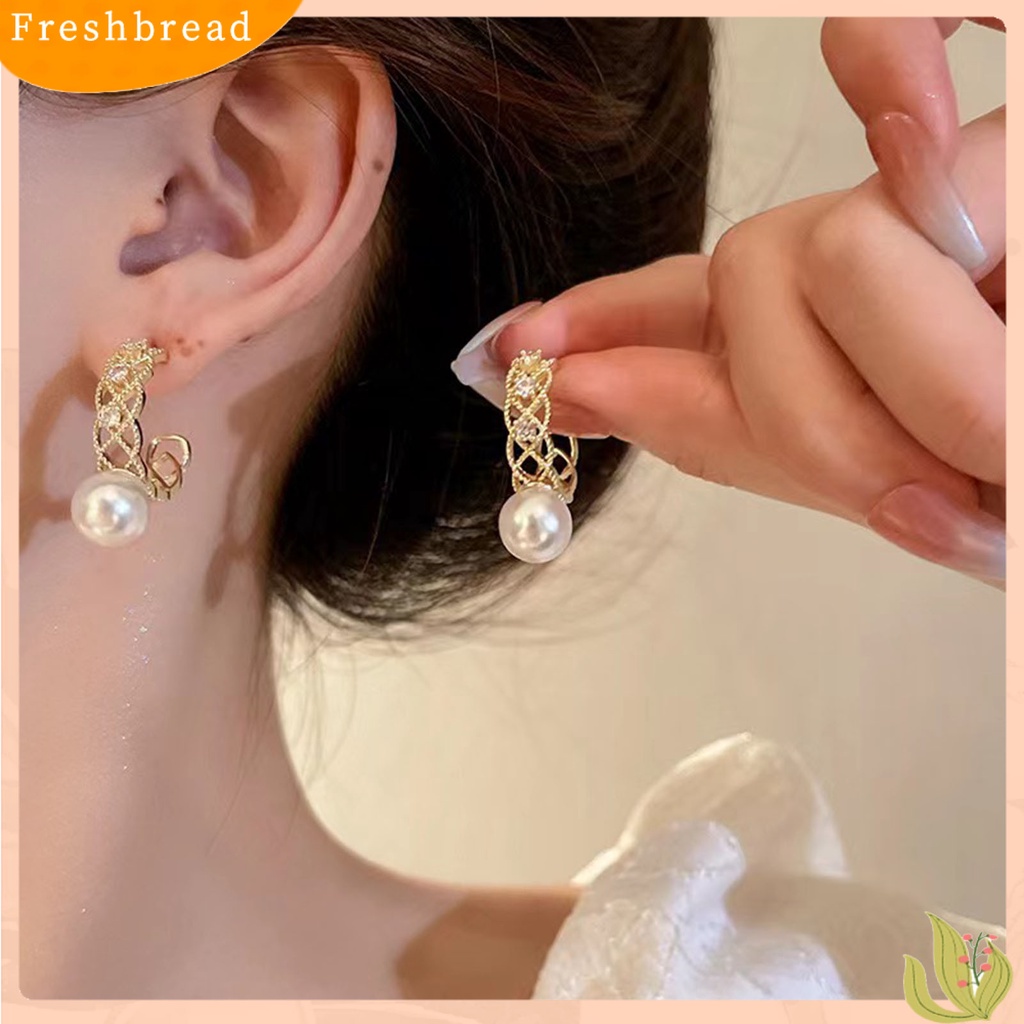 {In Stock} 1pasang Anting Hoop Bersinar Mutiara Imitasi Temperamen Geometris Elegan Hias Hadiah Wanita Berongga Keluar Lingkaran Anting Perhiasan Fashion Untuk Perjamuan