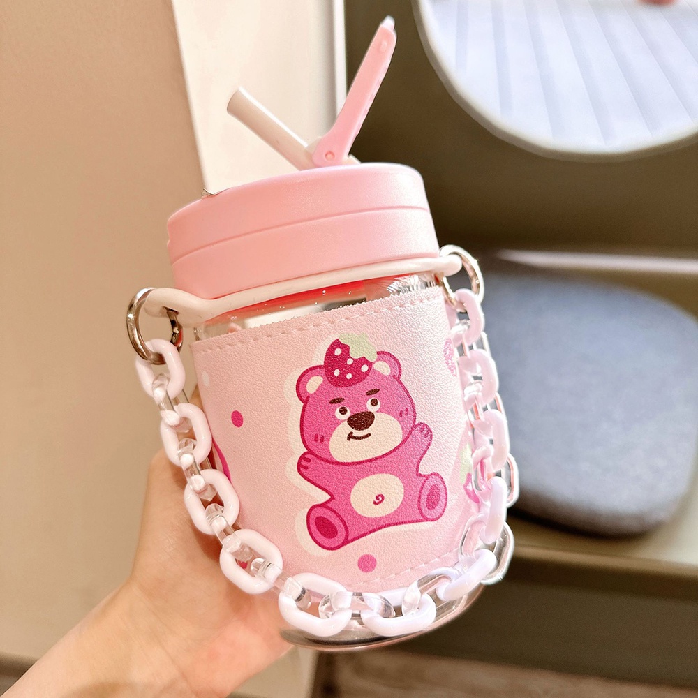 Pink Strawberry Bear Manyo Straw water Cup Untuk Anak Perempuan Gelas Plastik Dengan Nilai Penampilan Tinggi Tahan Panas Pelindung Lengan Dan Tangan Rantai