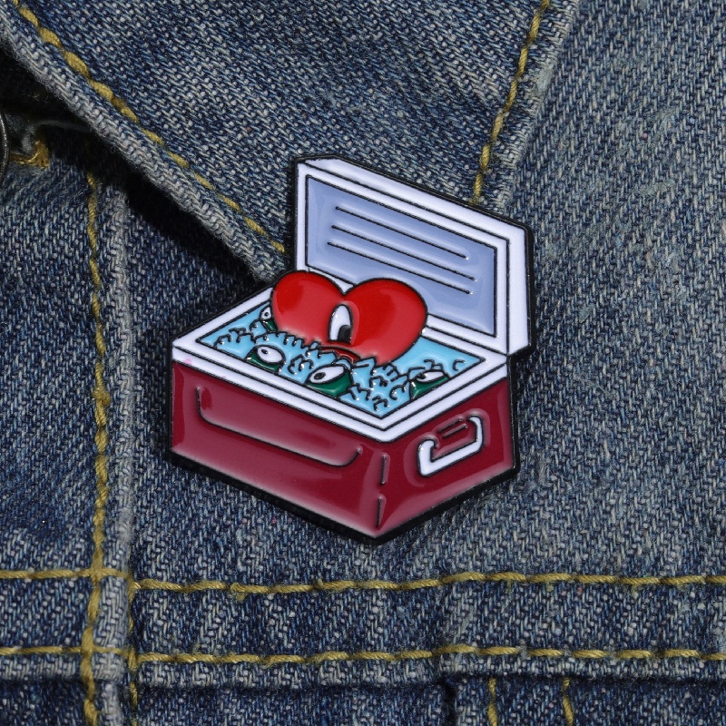 Bad Bunny Merah Hati Rapper Enamel Pin Kartun Musik Bros Pin Lencana Logam Kartun Perhiasan Hadiah Untuk Teman Penggemar