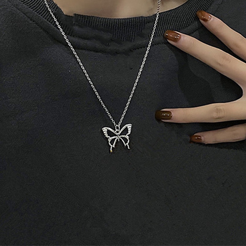 Kalung Kupu-Kupu Berlapis Lapisan Ganda Wanita Rantai Klavikula Salib Hip Hop Trendi Keren Gaya Baru Sweater Chain