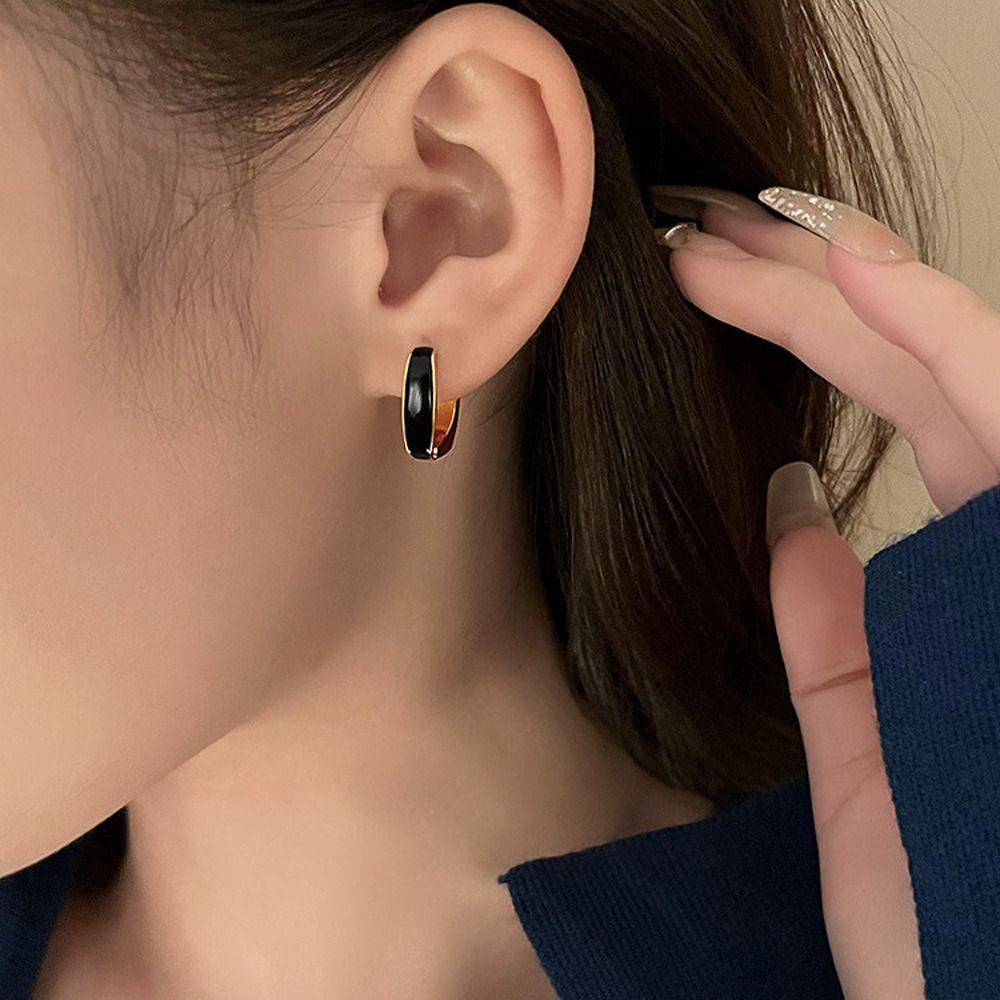 Needway Wanita Anting Hoop Minimalis Halus Desain Niche Fashion Perhiasan Gadis Hadiah Bentuk Persegi Gaya Korea Earrings