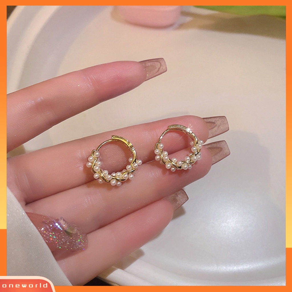 [EONE] 1pasang Anting Hoop Cahaya Mewah Temperamen Mutiara Imitasi Minimalis Geometris Hias Hadiah Wanita Anting Lingkaran Perhiasan Pesta Aksesori Busana