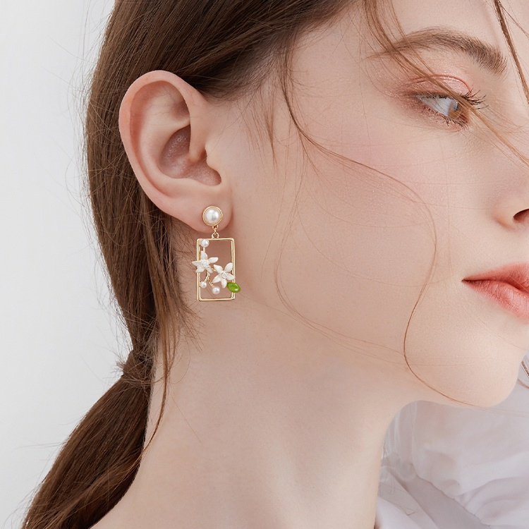 Anting Gardenia Mewah Ringan Menjuntai Ear Studs Perhiasan Fashion Untuk Wanita Perempuan