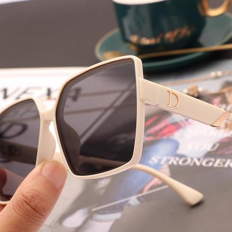 Kacamata Hitam Shades Bingkai Persegi Retro Untuk Wanita Dekorasi Huruf D