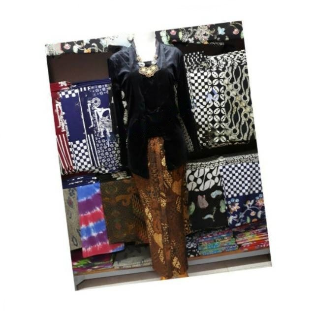 

Kebaya Bludru Kutubaru Polos - Hitam, S
