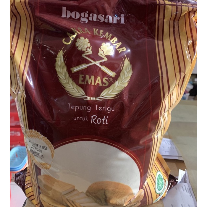 

Tepung terigu Bogasari Cakra kembar Emas Roti 5 kg