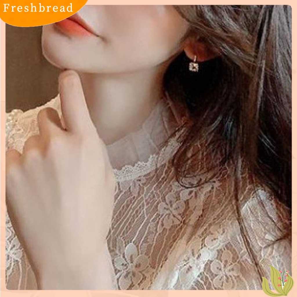 &lt; Freshbread &gt; 1pasang Anting Tusuk Bentuk Persegi Perhiasan Berlian Imitasi Penampilan Fashion Giwang Telinga Tahan Lama Untuk Pakaian Sehari-Hari