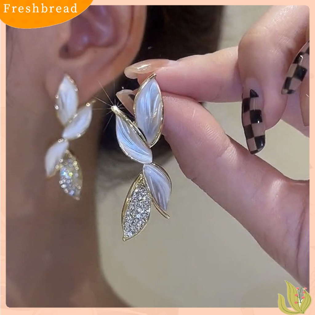 &lt; Freshbread &gt; 1pasang Anting Pejantan Temperamen Berlian Imitasi Cahaya Mewah Bentuk Daun Menawan Dekorasi High-end Geometris Mengkilap Wanita Pesta Anting Aksesoris Pakaian