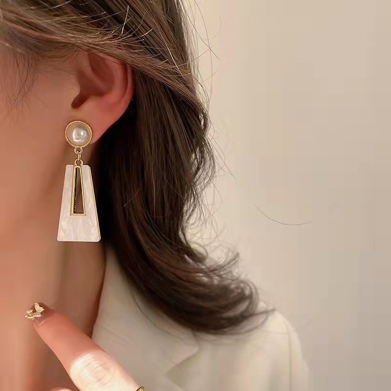 Anting Korea Korea Berlebihan Akrilik Geometris Mutiara Gaya Baru Desain Trapesium Anting Berkelas