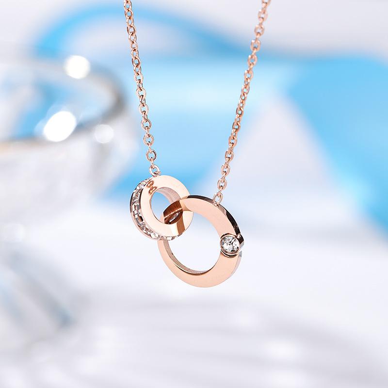 Kalung Stainless Liontin Silinder Lingkaran Kristal dan Bulan Anti Karat
