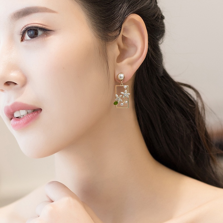 Anting Gardenia Mewah Ringan Menjuntai Ear Studs Perhiasan Fashion Untuk Wanita Perempuan