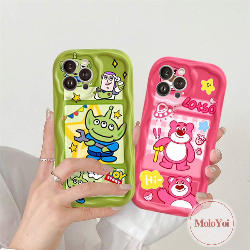 IPHONE  Kartun Toy Story Alien Cute Strawberry Bear Manyo Case Kompatibel Untuk Iphone11 12 13 14 Pro Max 7 6s 8 6 Plus XR X XS Max SE 2020 3D Wavy Curved Edge Couple Soft Cover