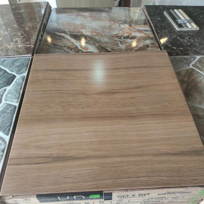 keramik 50x50 motif kayu matt Uno genova garasi , teras , dapur