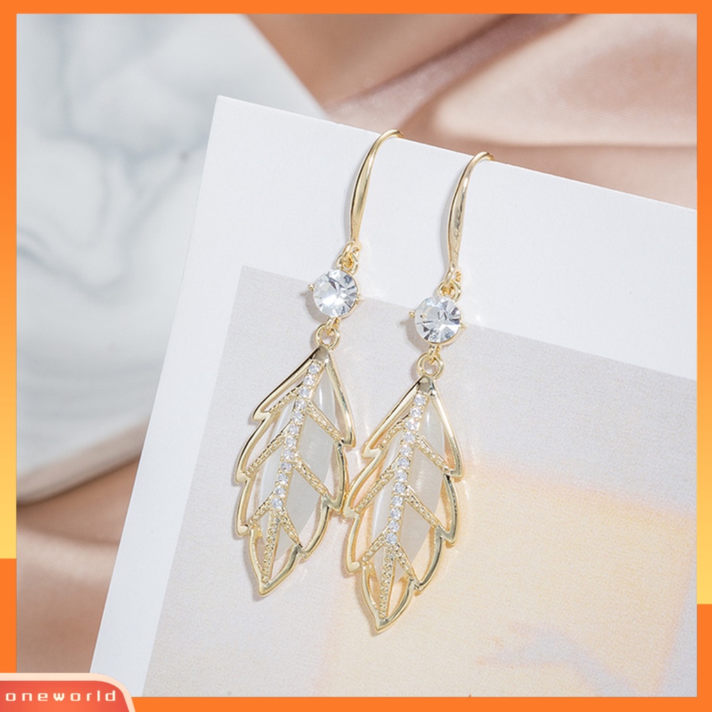 [WOD] 1pasang Anting Wanita Bentuk Daun Berlian Imitasi Hollow Out Eye-catching Lady Hook Earrings Untuk Hadiah