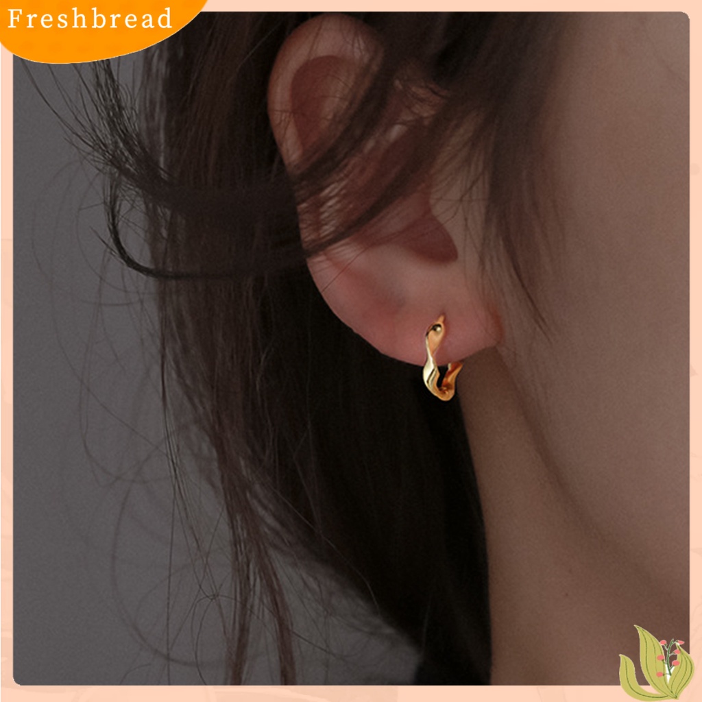 &lt; Freshbread &gt; Anting Memutar Pengerjaan Halus Anting Hoop Bulat Kepang Warna Emas Untuk Hadiah