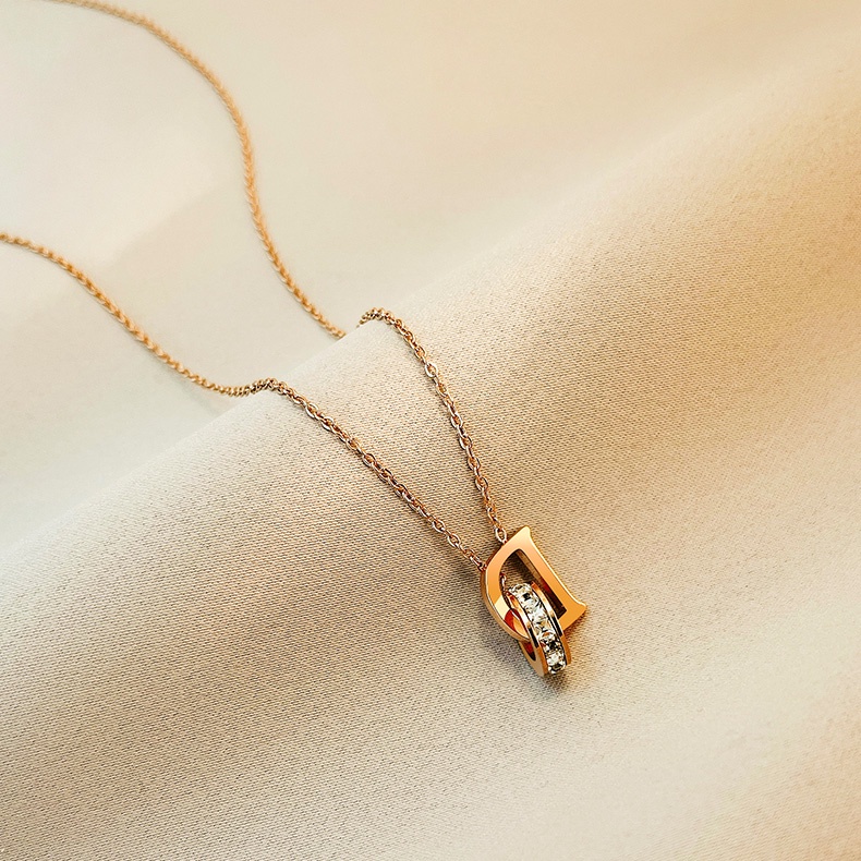 Kalung Titanium Wanita fashion Huruf D glitter Berlian Bulat Pasangan Hadiah