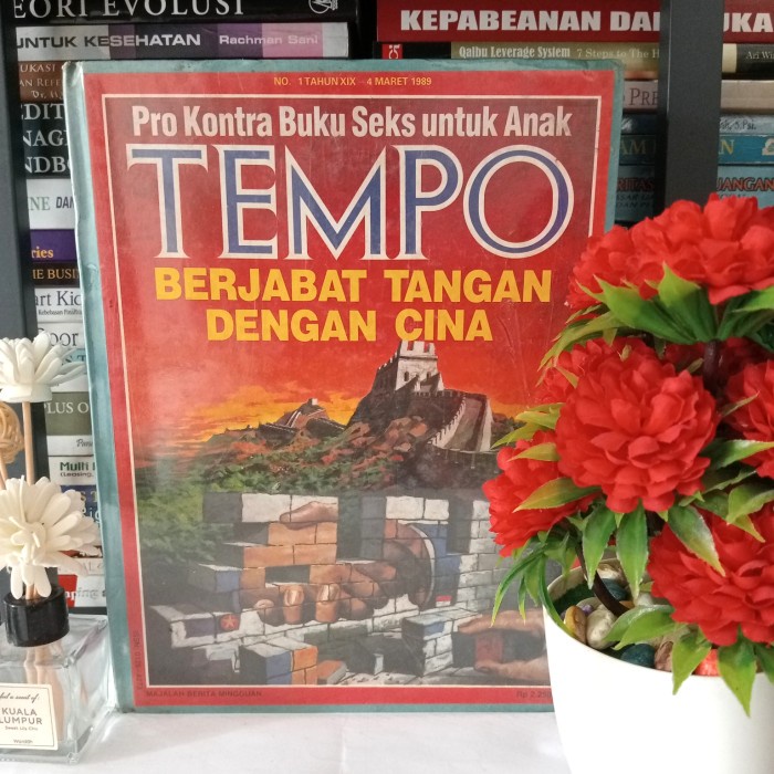 ORIGINAL MAJALAH BUNDEL TEMPO BERJABAT TANGAN DENGAN CINA