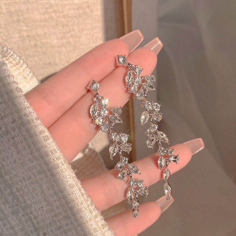 Jepang Korea Elegan Rumbai Kristal Panjang Gaya Baru Trendi Desain Niche Anting Berlian Imitasi Daun