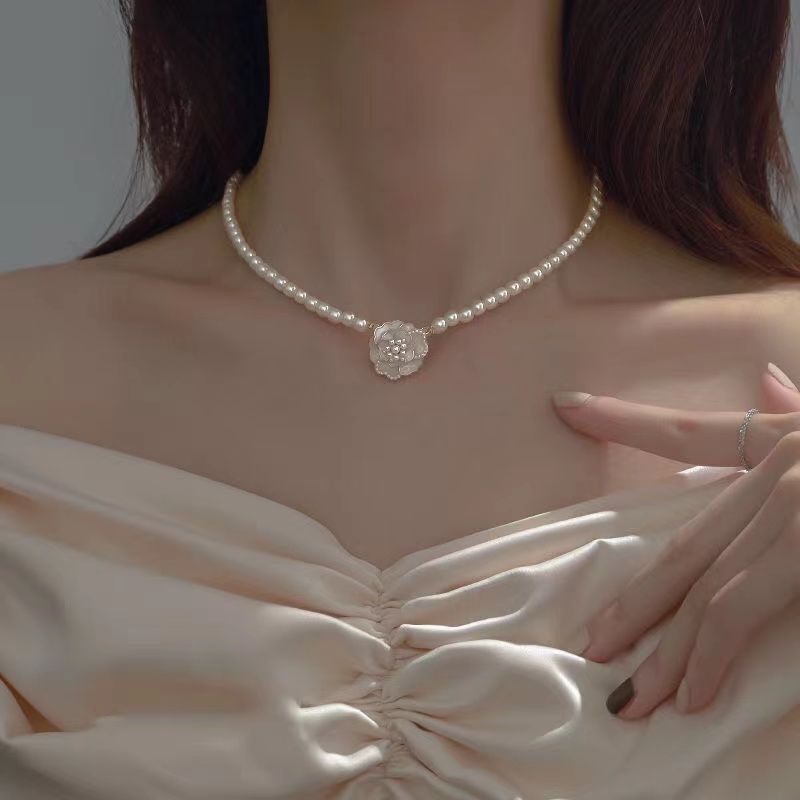 Gaya Peri Prancis Camellia Retro Kalung Mutiara Perempuan Desain Niche Rantai Klavikula Elegan Gaya Baru