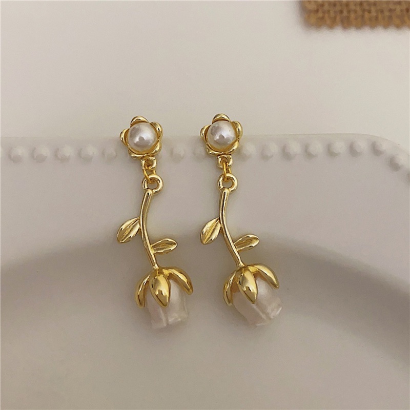 French Retro White Acrylic Rose Niche Desain Anting Mutiara Berkelas