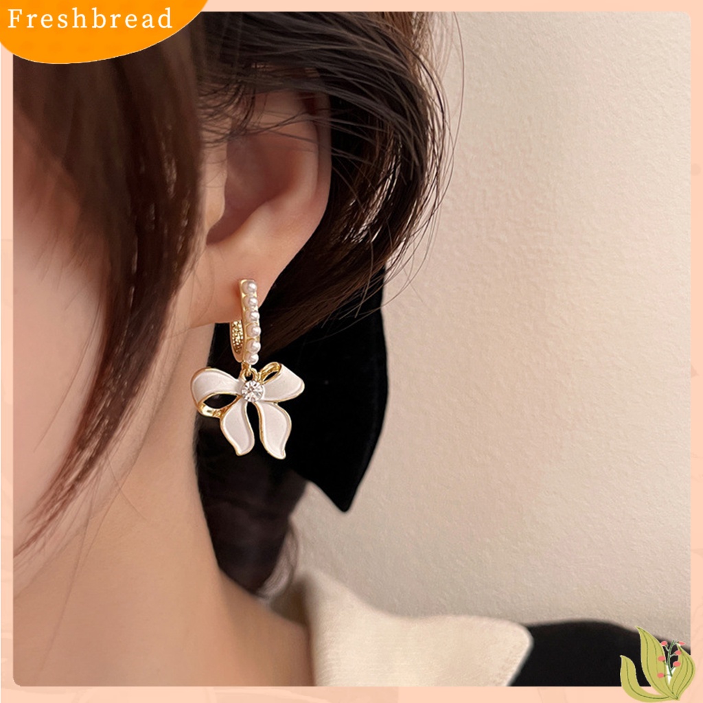 &lt; Freshbread &gt; 1pasang Drop Earrings Temperamen Mutiara Imitasi Cahaya Mewah Geometris High Gloss Berdandan Indah Halus Kupu-Kupu Liontin Hoop Earrings Aksesoris Wanita