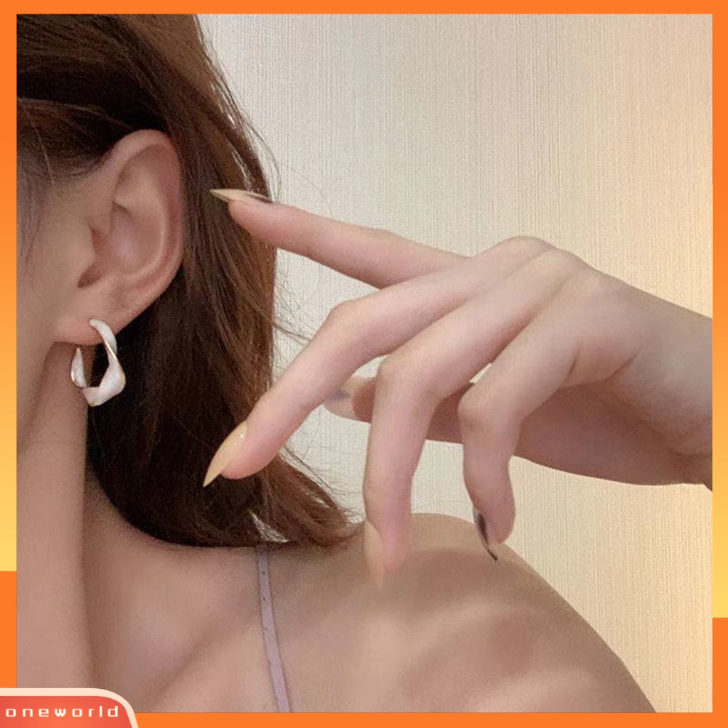 [EONE] 1pasang Ladies Earrings Retro Stud Tipe Memutar Cincin Logam Bergelombang Indah Fashion Hoop Earrings Perhiasan Aksesoris