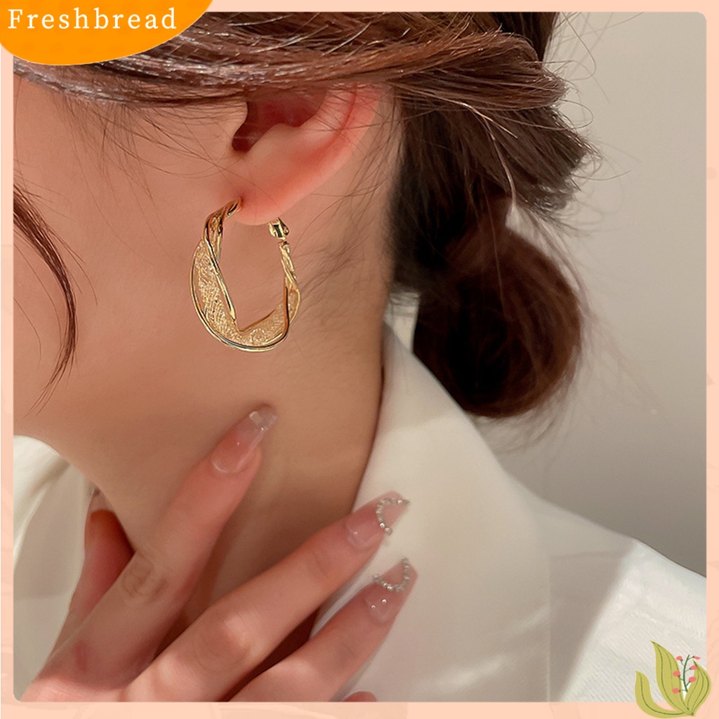 &lt; Freshbread &gt; 1pasang Anting Hoop Besar Geometris Memutar Berongga Logam Lingkaran Anting Perhiasan Fashion