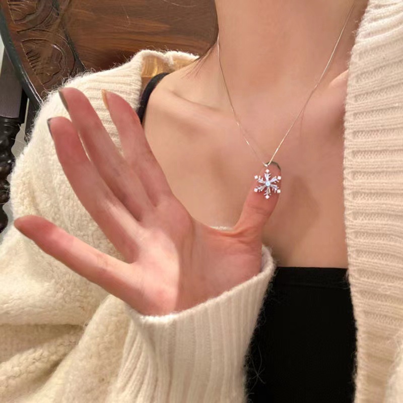 Tidak Berputar Snowflake Kalung Wanita Sweater Rantai Tahun Baru Trendi High-End Musim Gugur Musim Dingin Klavikula Rantai Desain Niche