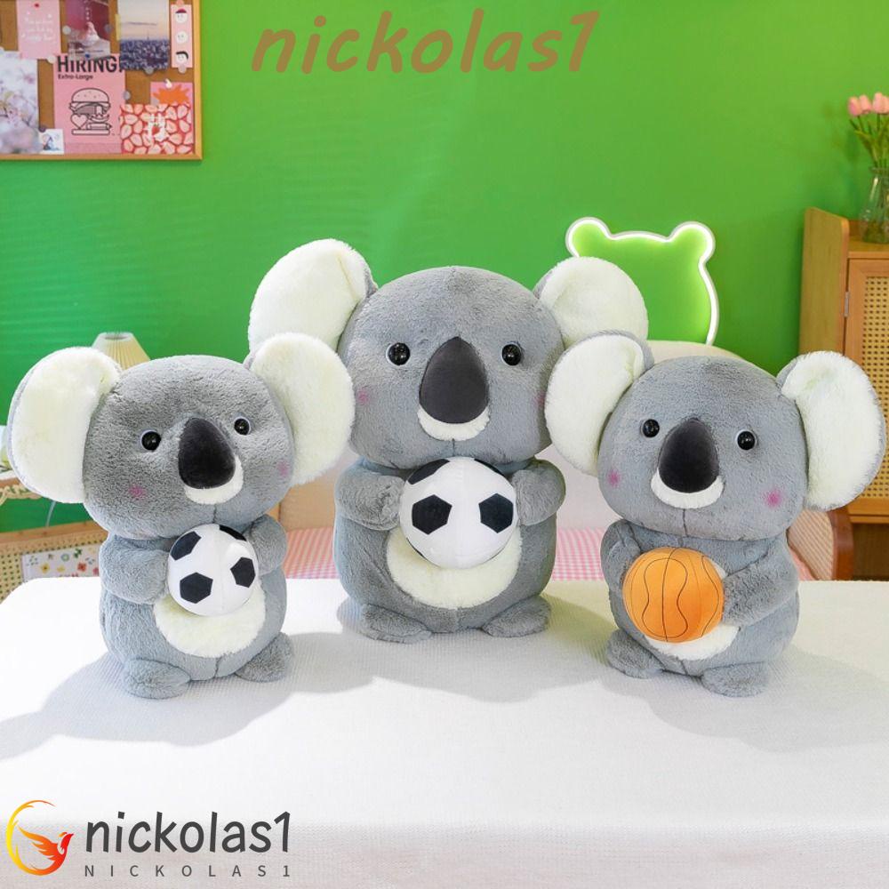 Nickolas1 Sport Koala Boneka Lucu Indah Kualitas Tinggi Simulasi Koala Beruang Boneka Mainan Menemani Boneka Memegang Bola Menghibur Plushie Boneka Boneka Boneka Boneka Binatang