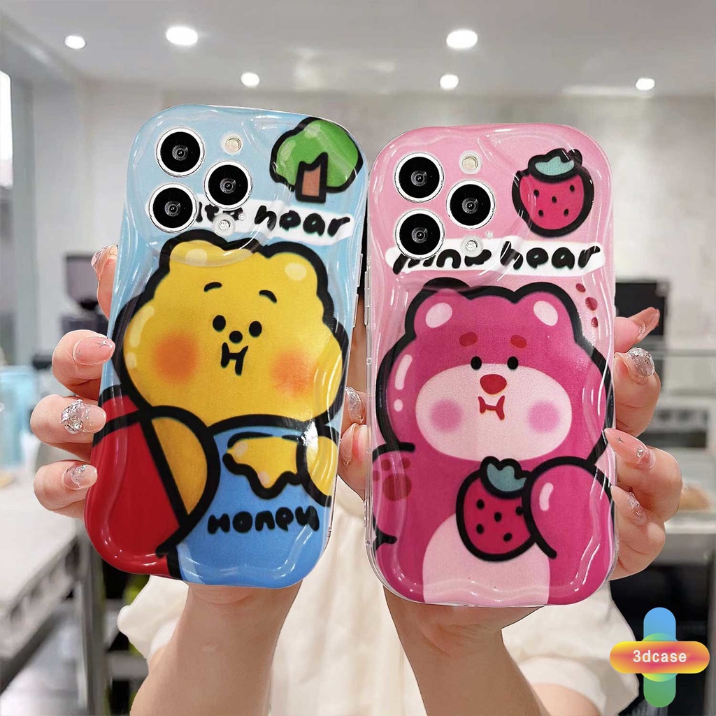 Case Tepi Melengkung Bergelombang Kartun Winnie The Pooh Kompatibel Untuk IPhone 13 12 11 14 PRO MAX 6 7 6S 8 14 Plus X XR XS MAX 11 12 13 Se 2020 6SPlus 7Plus 6Plus 8Plus 14Plus XSMAX  Glossy Cute Strawberry Bear Manyo 3D Lembut Tpu Cover