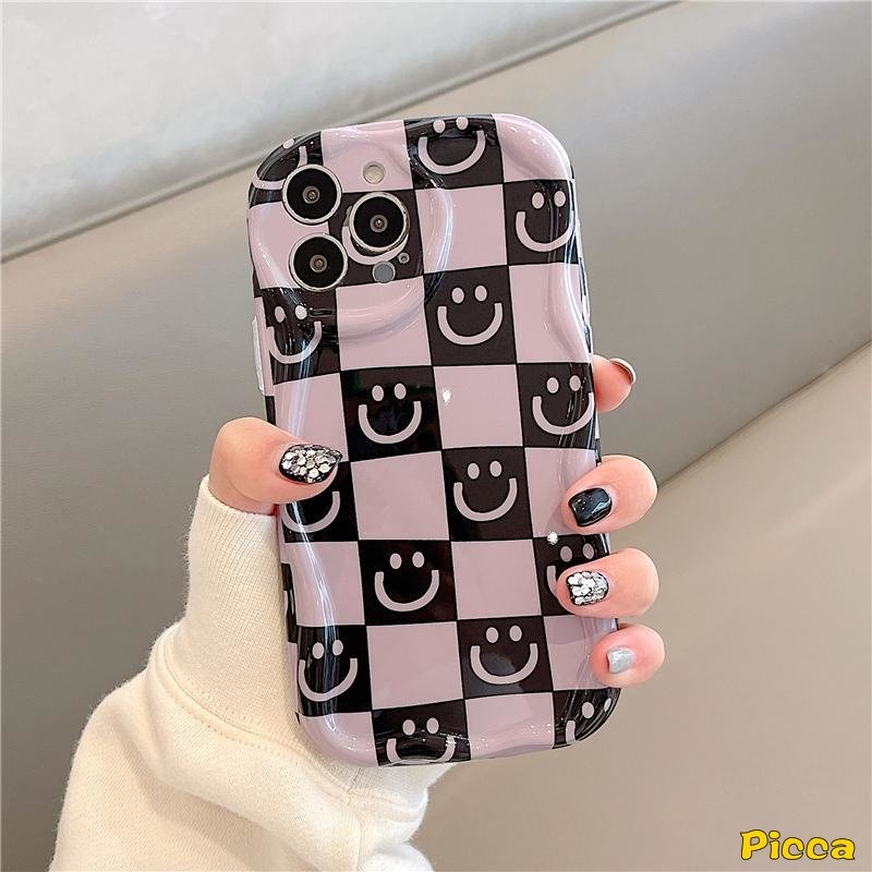 Checkerboard Kartun Smiley Case Untuk Vivo Y36 Y02T Y12i Y15 Y16 Y02A Y20 Y17 Y02 Y12 Y35 Y11 Y22 Y22s Y15s Y91C Y20s Y31 Y53s Y50 Y30i Y21s Y20A Y15A Y51A 3D Penutup Tepi Bergelombang Lengkung