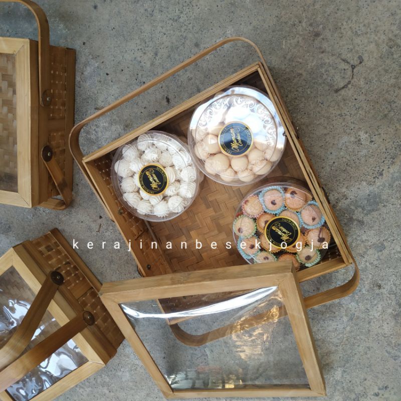 

PARSEL KOTAK TUTUP MIKA /besek hantaran/parsel/seserahan/besek Jogja/besek kekinian/besek murah/besek hantaran