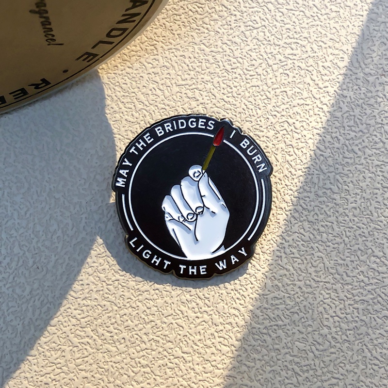 May My Burning Bridges Light The Way Enamel Bros Memegang Korek Berlampu Alloy Badge Hadiah Inspirasi Untuk Teman