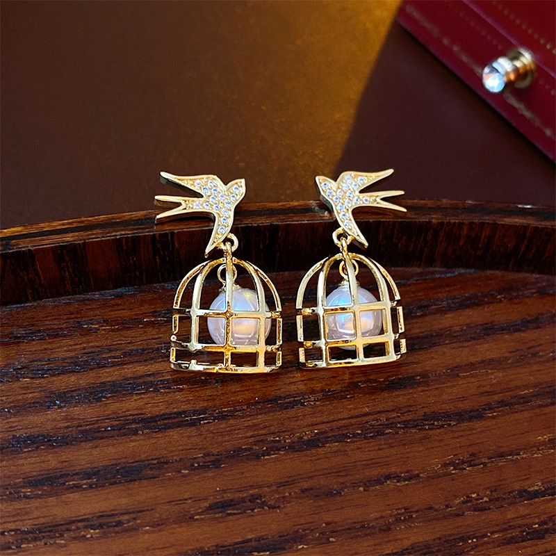 Berlian Imitasi Swallow Pearl Gaya Medieval Birdcage Desain Fashion Niche Anting Temperamen