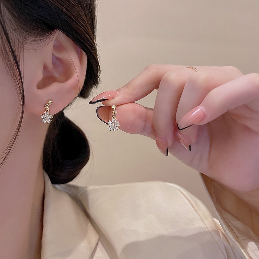 Satu Pasang Sederhana Syle Mewah Mengkilap Berlian Kristal Snowflake Ear Stud Wanita Fashion Perhiasan Emas Baja Titanium Drop Earrings