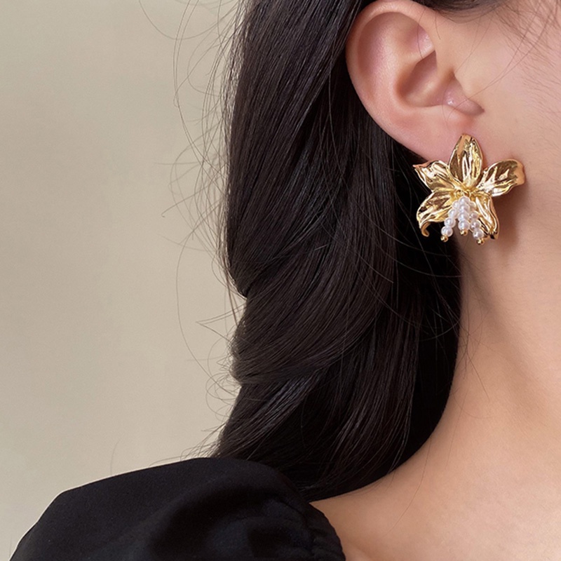 Logam Mutiara Bunga Mode Cahaya Mewah Retro Niche Temperamen Anting Berlebihan