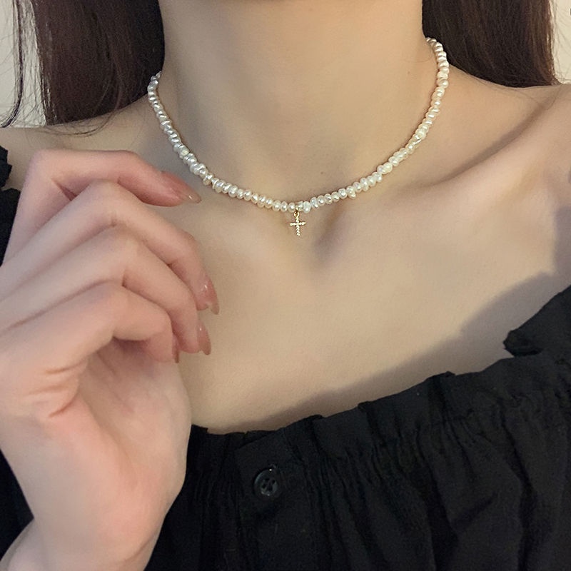 French Retro Baroque Alien Pearl Kalung Wanita Ringan Mewah Desain High-End Liontin Salib Rantai Klavikula