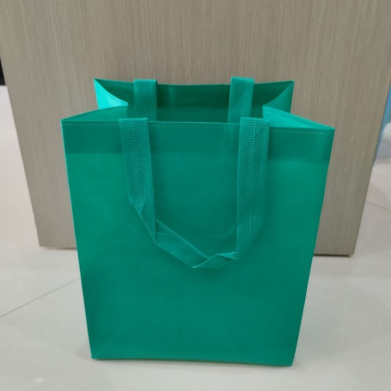 

1 Kodian isi 20 pcs Tas Spunbond Goodie bag Handle Box / Kotak Ukuran 20x30x9 Kantong Kain belanja / Shopping bag, Goodybag Souvenir Snack Ultah / Ulang tahun , Hampers Pernikahan / wedding, paper bag Lebaran Idul fitri Yasinan