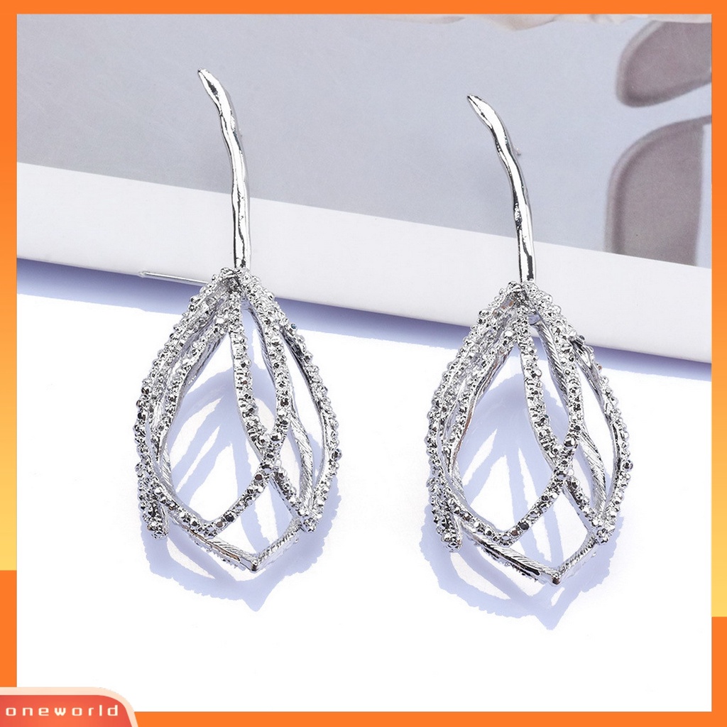 [EONE] 1pasang Anting Menjuntai Vintage Berongga Mengkilap Berlebihan Temperamen Berdandan Logam Wanita Pesona Bentuk Bunga Drop Earrings Retro Perhiasan