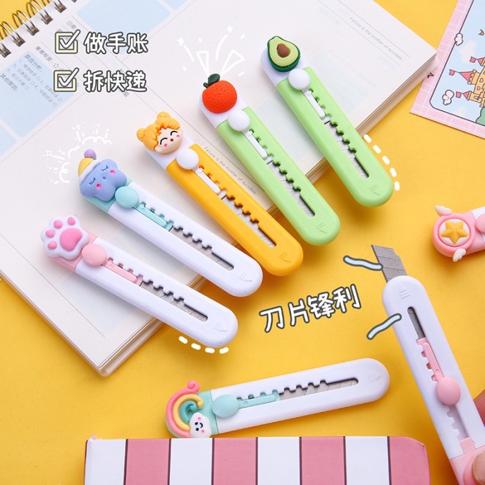 

Cutter Size Mini Kecil Aesthetic Lucu Untuk membuka Paket Kaki Cewek