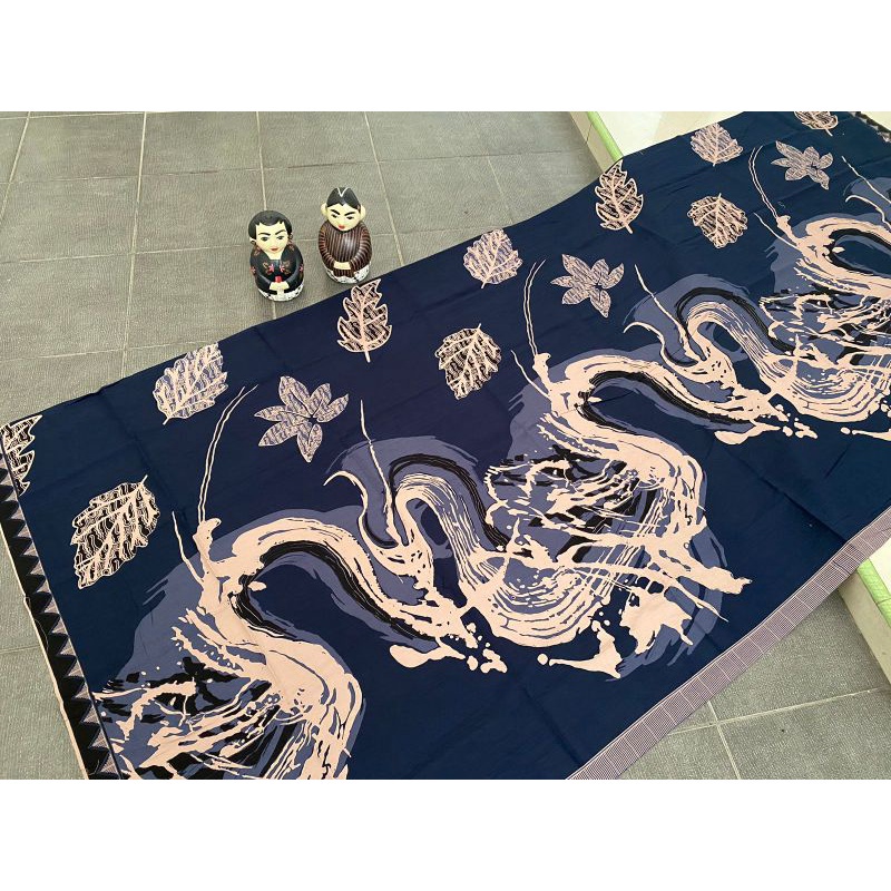 Kain Batik Kota Solo motif daun kecer abstrak lukis dongker