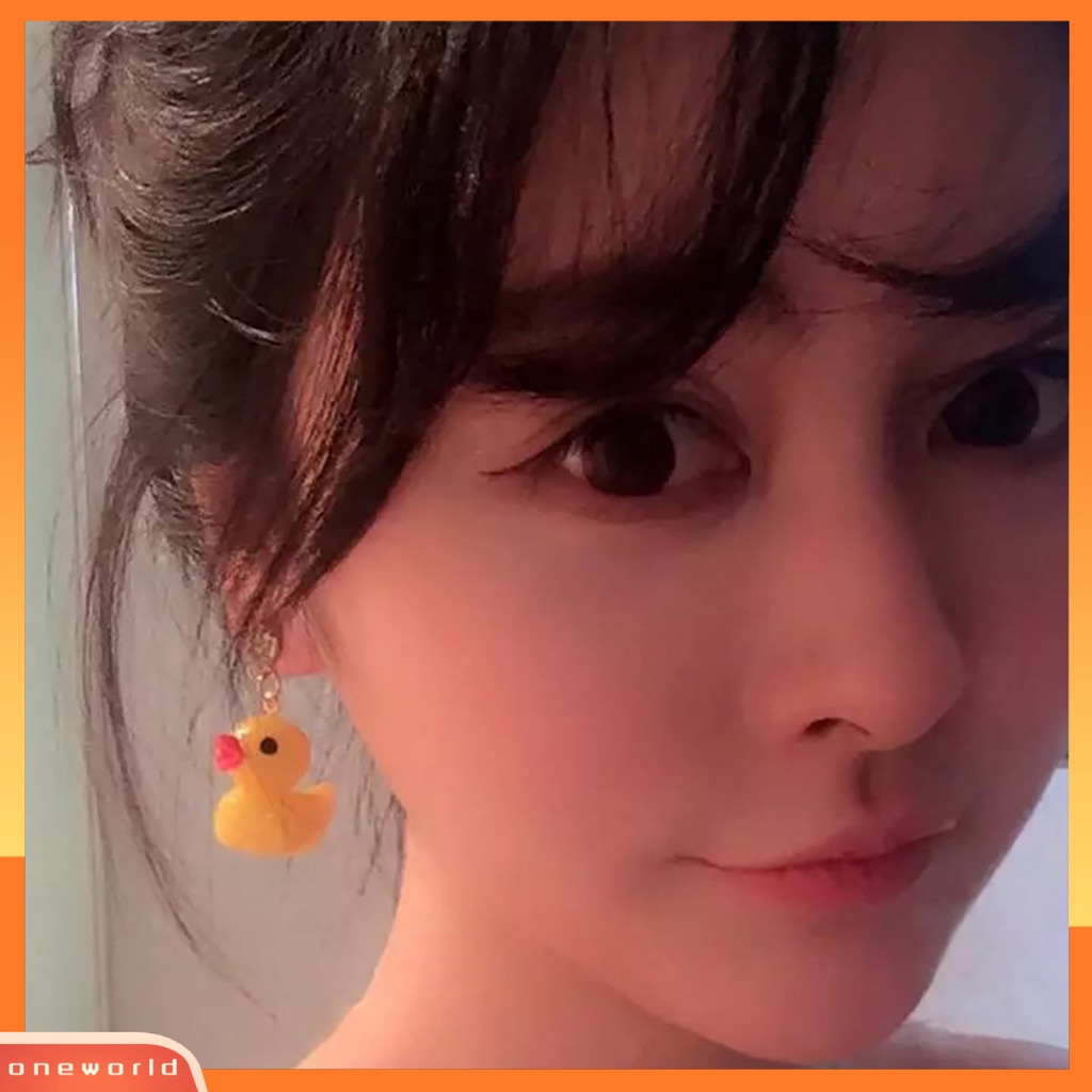 [WOD] 1pasang Ear Stud Ramah Kulit All-match Berlian Imitasi Wanita Bebek Kuning Anting Untuk Pesta