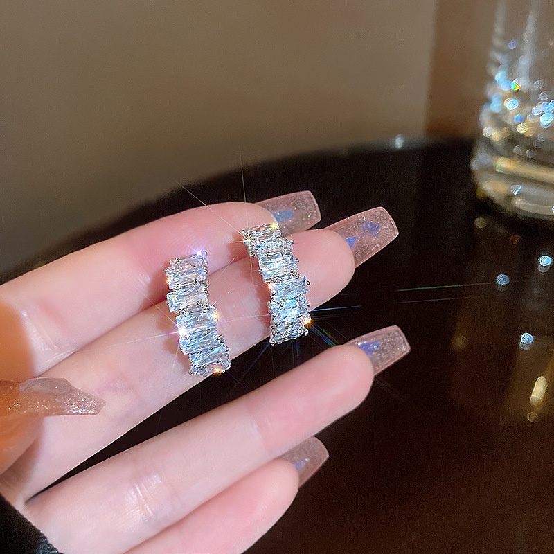 Anting Hoop Zircon Anting Tusuk Silver Lengkung Mewah Untuk Perhiasan Aksesoris Wanita