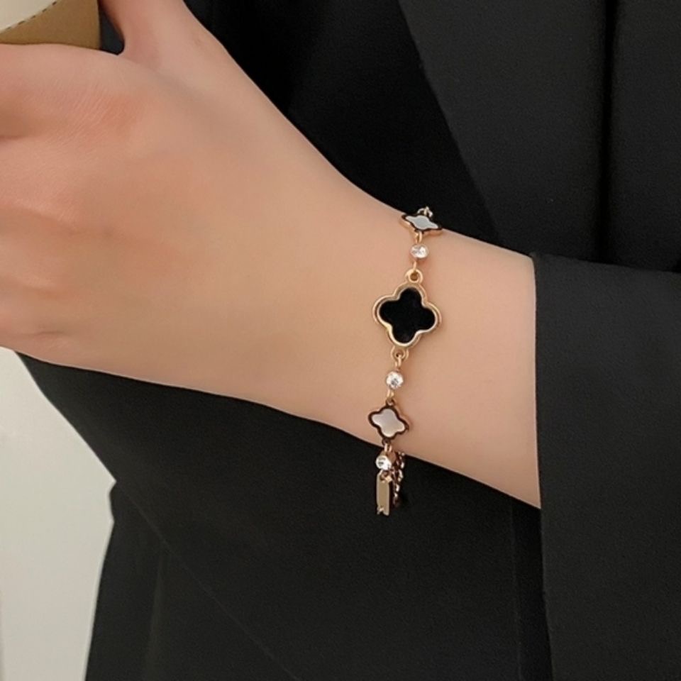 Indah Gaya Baru Bertabur Berlian Hitam Putih Empat Daun Semanggi Berlapis Gelang Baja Titanium Emas 18 K Perempuan Gelang Warna Pra