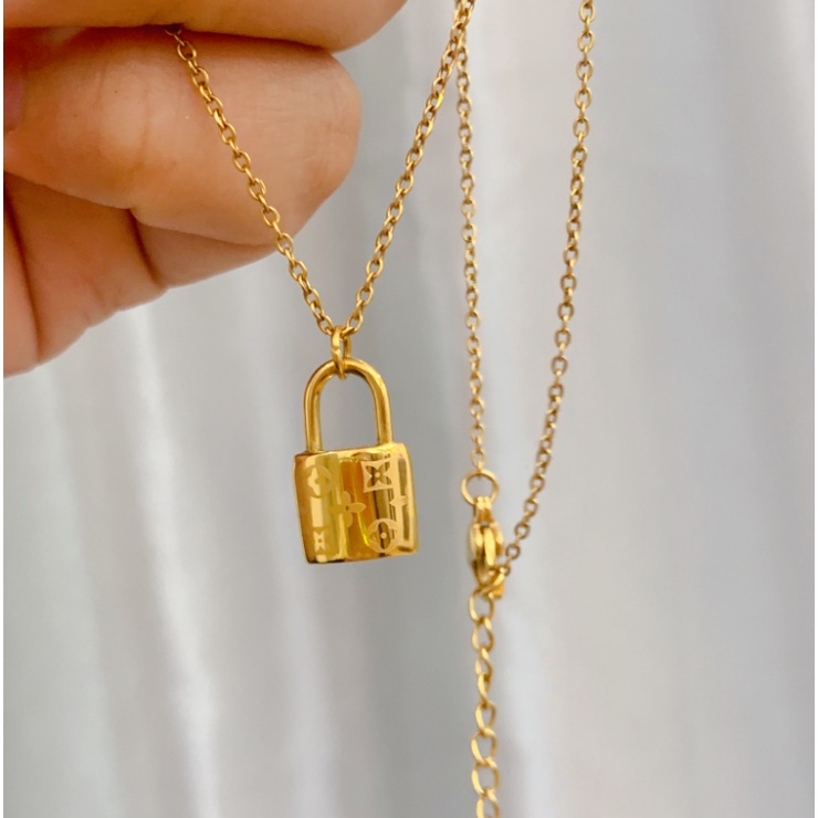 Baja Titanium Clover Lock Kalung Wanita Sederhana Ringan Mewah Clover Klavikula Rantai Perhiasan