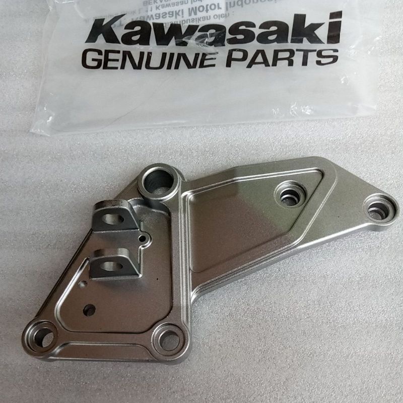 Step depan kanan ninja r PAHA STEP DEPAN NINJA R FOOSTEP DEPAN NINJA R ORIGINAL KAWASAKI