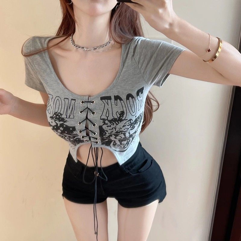 Red Design sense large neckline short tight-fit t-shirt wanita musim panas seksi memperlihatkan dada dan pinggang fashion hot girl collarbone top