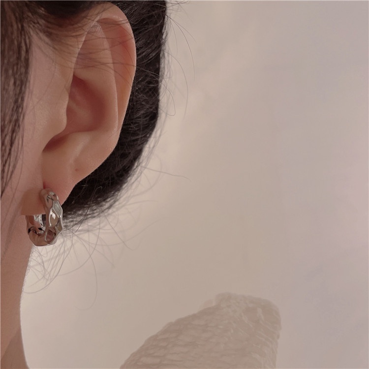 Aksesoris Anting Hoop Tekstur Logam Simple Fashionable